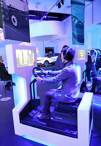 まずはシミュレーターで、「通常のトラックヤードにおけるトレーラー入れ替え作業」を疑似体験。Bose Rideが装着されていないケースでは、トレーラーの連結／切り離しのたび衝撃が体全体に伝わる。プロドライバーたちの厳しい労働環境を実感。