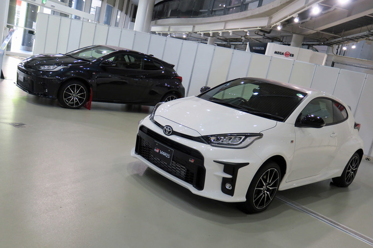 「トヨタGRヤリスRC」（右）と「GRヤリスRZ“ハイパフォーマンス”」の用品装着車（左）。