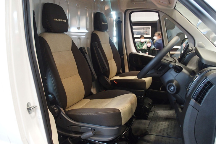 フィアット プロフェッショナル・デュカト（フロントシート）