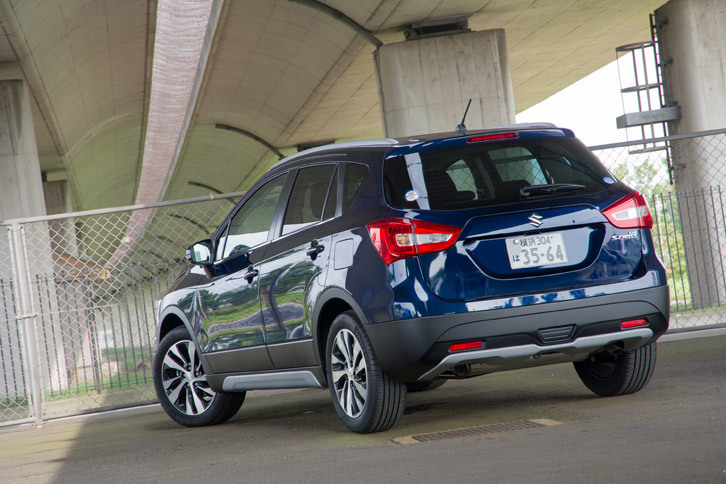 「エスクード」「SX4 Sクロス」と、似たようなサイズのSUVを2車種ラインナップするスズキだが、前者がよりパーソナルユースを想定したモデルなのに対し、後者は後席の居住性や荷室の広さを重視するなど、よりファミリーユースに対応したモデルとなっている。