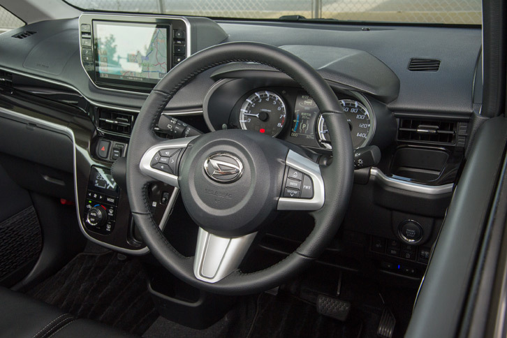 ステアリングホイールは標準車、「カスタム」ともにターボ車のみ革巻き、その他のグレードはウレタン製となる。