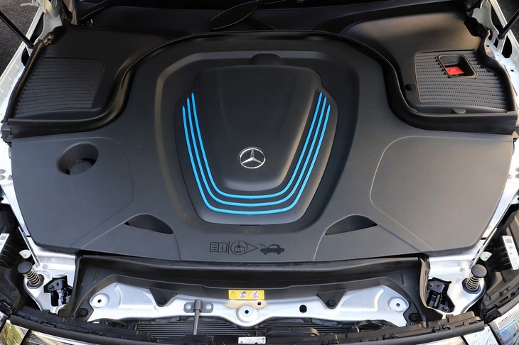 フロントボンネットの下は、大きなカバーで覆われている。メカの類いは目に入らない。