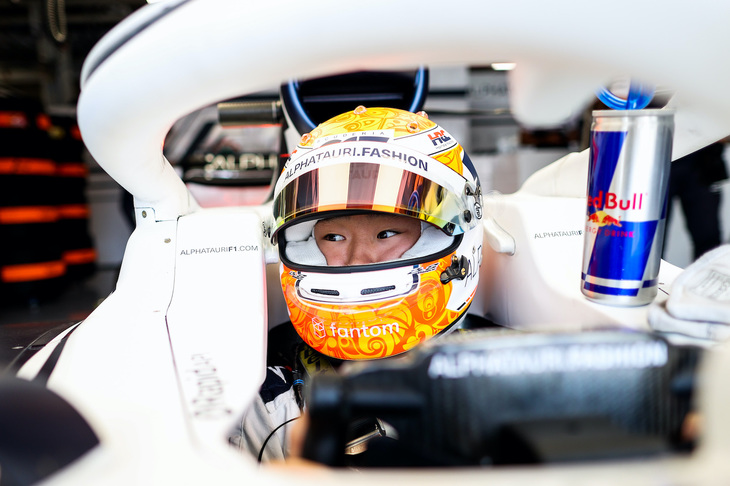 アルファタウリの角田裕毅（写真）がパワーユニット交換によるペナルティーで最後尾20番グリッド。レースでは、2度目のピットアウト直後にターンを曲がり切れずウォールに当たりリタイア。「ピット出口でプッシュしすぎた」とは本人の反省の弁である。チームメイトのピエール・ガスリーは、予選でブレーキトラブルに見舞われまさかのQ1敗退で16位、シャルル・ルクレールの降格ペナルティーで15番グリッド。レースでは14位とポイント圏は遠かった。（Photo=Getty Images / Red Bull Content Pool）
