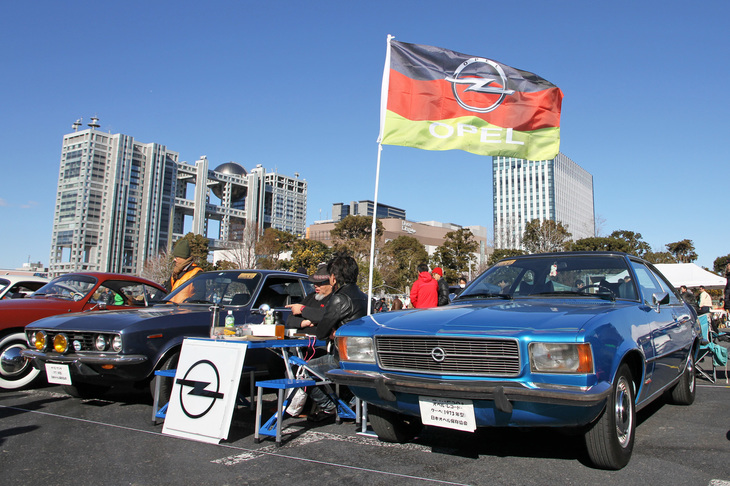 日本では絶滅危惧種となっているクラシックオペルを残すべく、近年になって設立された「日本オペル保存協会」。1971年「マンタSR」（左）と72年「レコルト クーペ」（右）という、今となっては超レアな70年代オペル2台を、どこから手に入れたのか旗まで掲げて展示。