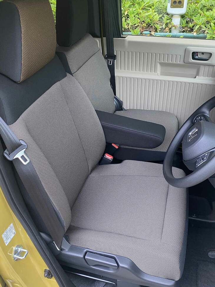 運転席のシートは乗用車ライクだが、その他の座席は商用車ゆえに割り切っており、限りなくチープ。助手席ですらバスの補助席みたいだ。