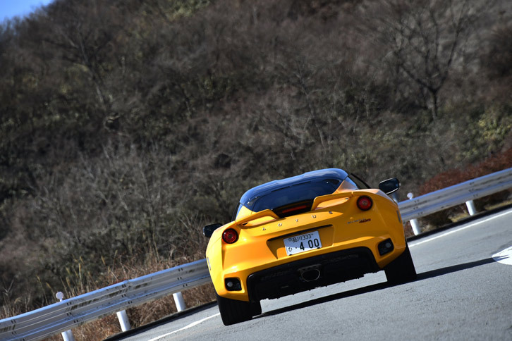 コーナリング時のトラクションを高めるため、6段MT車にはトルセン式LSDが標準装備される。