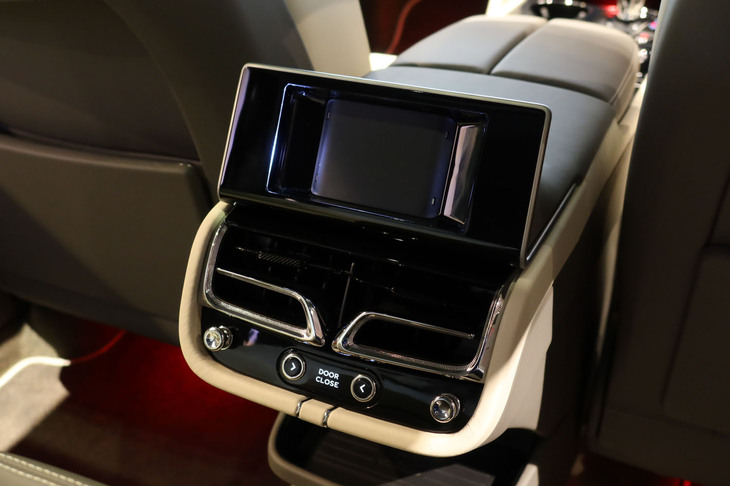 ベントレー・ベンテイガEWBアズール ファーストエディション（リアシート用の空調スイッチとドアクローザー）