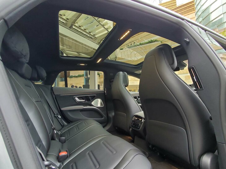 メルセデスAMG EQS53 4MATIC＋（リアシートのニールーム）