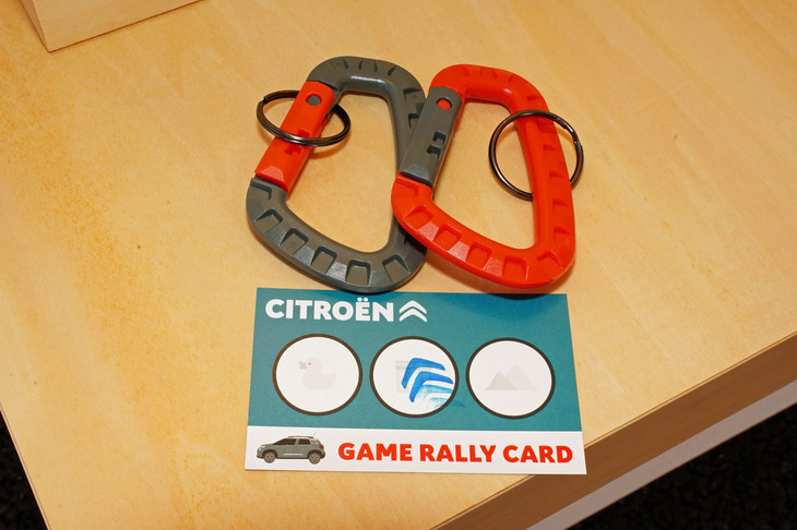 ミニゲームをクリアするごとにスタンプを押してもらえ、3つ集めると特製カラビナ型キーホルダーがプレゼントされる。