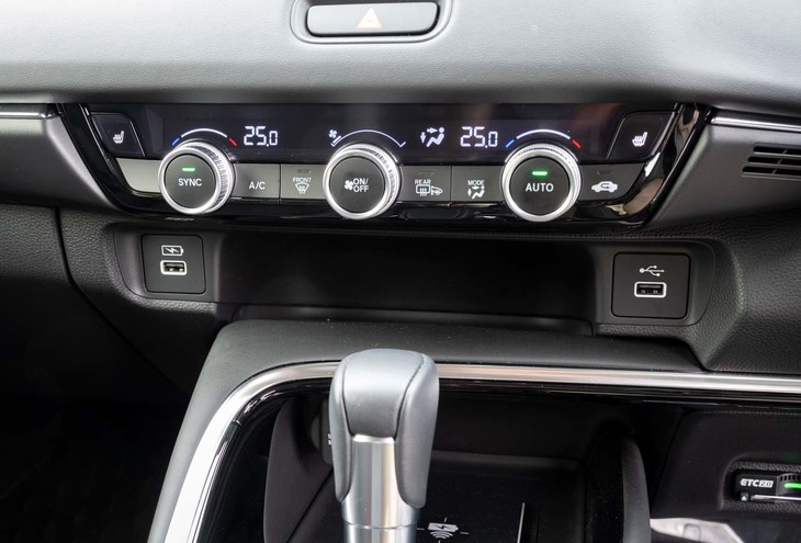 エアコンの操作パネルの下に収納スペースをレイアウト。その左右にはそれぞれUSBソケットが付いている。