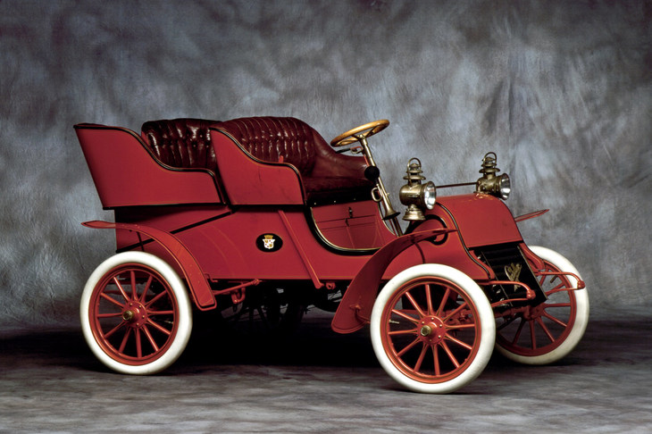 キャデラックはヘンリー・リーランドが1902年に創立した自動車メーカーである。写真は初の市販車「モデルA」。