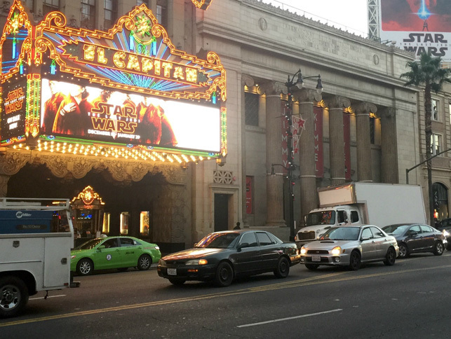 エル・カピタン・シアター前で。いずれも、もはや懐かしさを感じてしまう「トヨタ・カムリ」と「スバル・インプレッサ」。