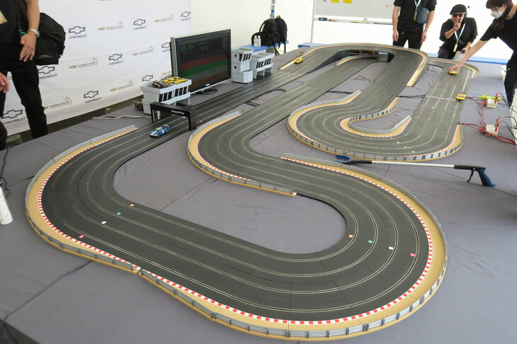 こちらではスロットカーの走行会を開催。自分が運転するスロットカーの走りに心をときめかせた子供が、立派なクルマ好きに成長することに期待しています。