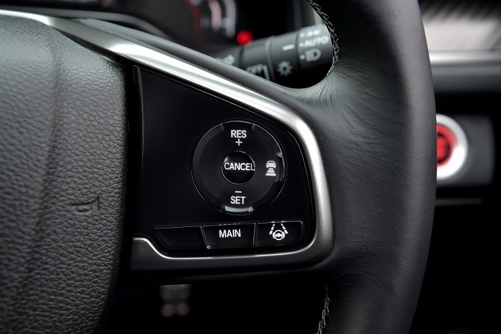 運転支援システムのスイッチは、ステアリングホイールの右側スポークに集約されている。