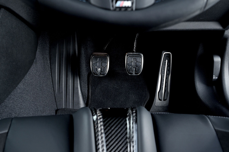 ABCペダルはおよそ一本分ずつ右にオフセットしている。クラッチペダルはカーボンシェルバケットシートの中央正面付近にある。