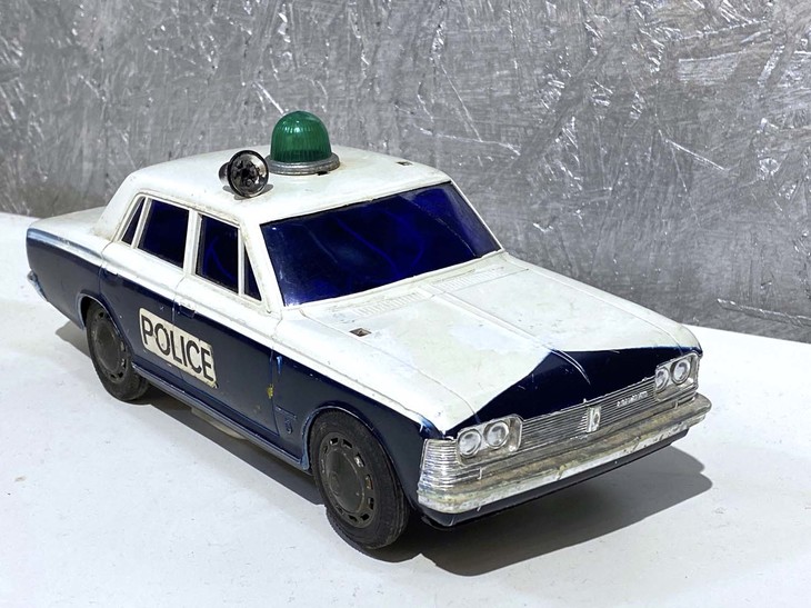 もう1台の「クラウン」も同じく白×紺であるものの、フロントフードは日本のパトロールカーに似たグラフィックである。