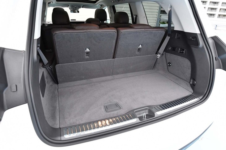 荷室の容量は7人乗車時で355リッター。側面に備わるスイッチを使って、2列目／3列目シートを折り畳むことができる。