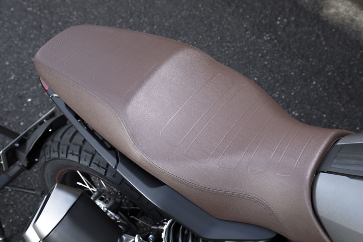 クラシックなデザインが目を引くブラウンのアビエータ―シートは、厚みも十分で、快適な座り心地を提供する。