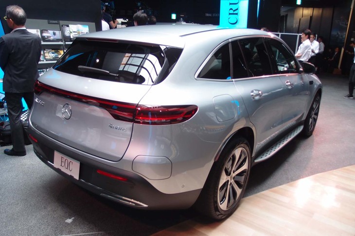 排出ガスとは無縁のEV「EQC」に排気管は備わらない。リアバンパー下方に見られるのはクロームのアクセント。
