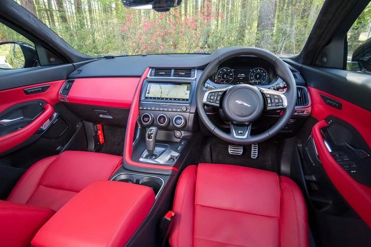 ステアリングホイールの形状やセンターパネルの造形などは、同じジャガーのピュアスポーツ「Fタイプ」と同様のデザインを採用している。