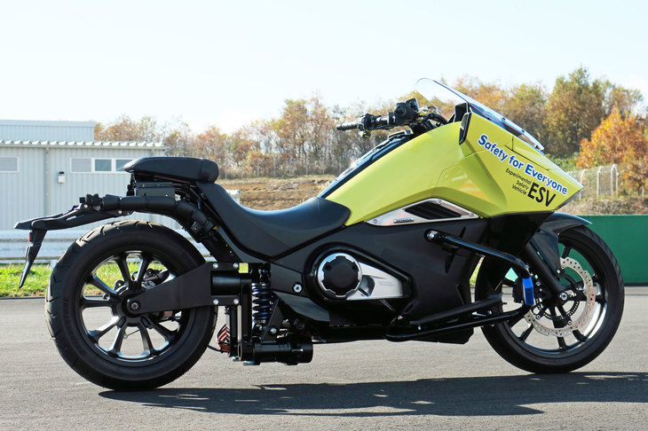 “スタンドなし”の状態で自立する「ライディングアシスト2.0」の試作車。車体と後輪の間にある揺動機構でバランスをとる仕組みだ。