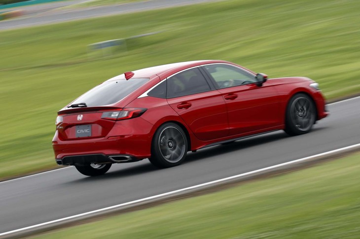 操舵の応答性や路面からのインフォメーションについては、先代よりも新型のほうが明らかに上。静粛性の高さも印象的だった。