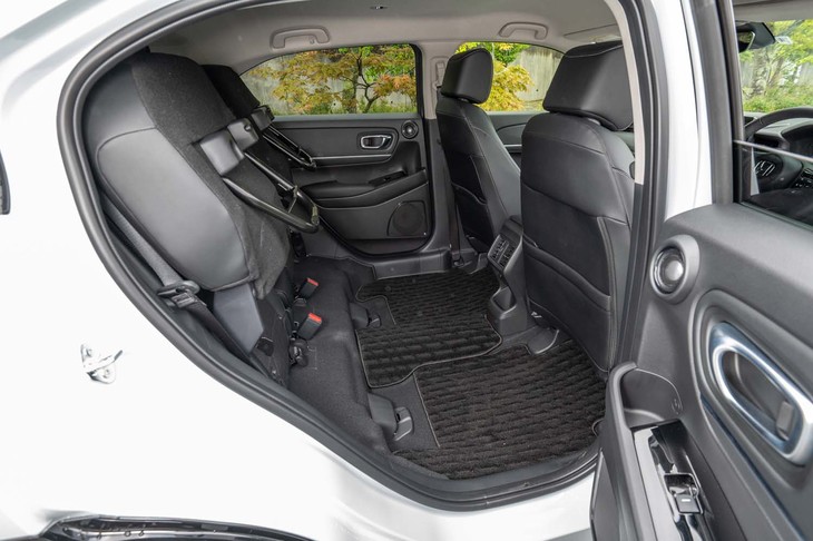 サスペンションの基部などを強化しつつ、基本的なプラットフォームは先代モデルから踏襲。後席座面のチップアップなどは、ホンダが誇るセンタータンクレイアウトならではの機能だ。