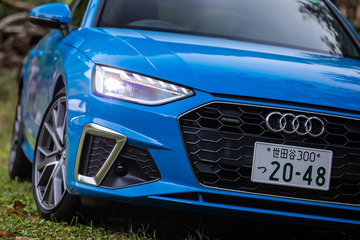 大型化されたシングルフレームグリルや往年の「クワトロ」をモチーフにしたというボンネット先端のエアインテーク、バンパー両サイドの五角形のインテークなどが目を引くフロントフェイス。これらはスポーツモデル「S4」とも共通する意匠である。