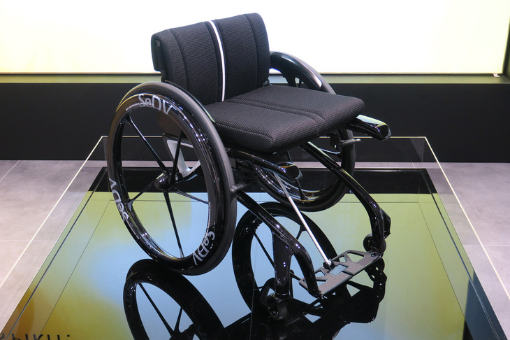 マツダがデザインした車イス「マツダ・ウルトラライトホイールチェア」も展示されていた。