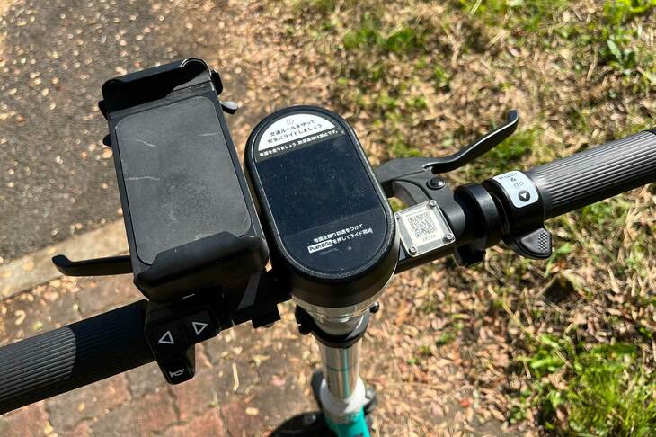 デジタルメーターが装備されているが、日中は表示がほとんど読めない。これは要改善ポイントだろう。スマホホルダーも備わっており、地図アプリを起動させて裏路地スイスイと行く感覚は、クルマやバイク、自転車とも違うものだった。