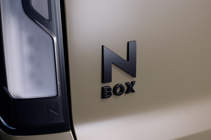 「N-BOXジョイ ブラックスタイル」のリアエンブレム。