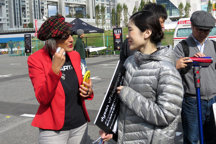 ダイソンの最新クリーナーには、今回のイベントを企画したFCAジャパン マーケティング本部長の、ティツィアナ・アランプレセ氏も興味津々（しんしん）のご様子。説明員にいろいろとたずねていた。