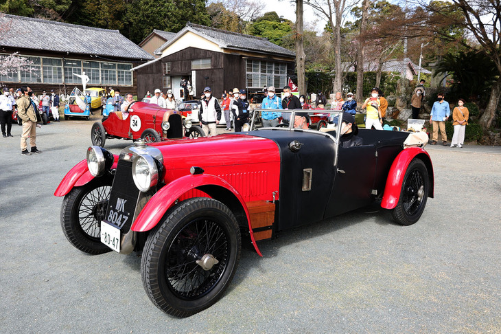 その表彰式の最中に、ごう音を響かせて入場してきた1928年「アルヴィス12/50 SE」。なんでも道中で何度も不具合に襲われながらも休み休み会場を目指し、閉会直前になんとか滑り込んだとのこと。