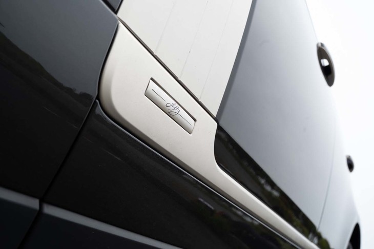 ボディーサイドのアクセントも「プラチナアトラス」。ランドローバーのチーフクリエイティブオフィサーであるジェリー・マクガバンの手になる「fifty」ロゴも添えられる。