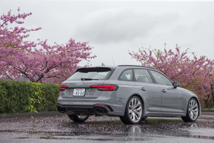 ホイール周辺のブリスターフェンダーが印象的なリアビュー。ボディーの全幅はノーマルの「A4アバント」比で25mm拡大（1840→1865mm）されている。