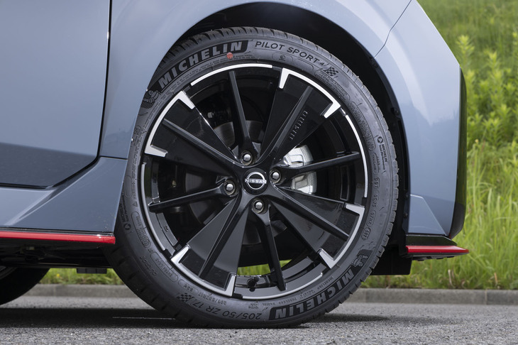 このアルミホイールは「NISMOチューンドe-POWER 4WD」専用装備。FWD用よりも12％軽量で、大開口部からのエア排出によってダウンフォース強化も狙っている。