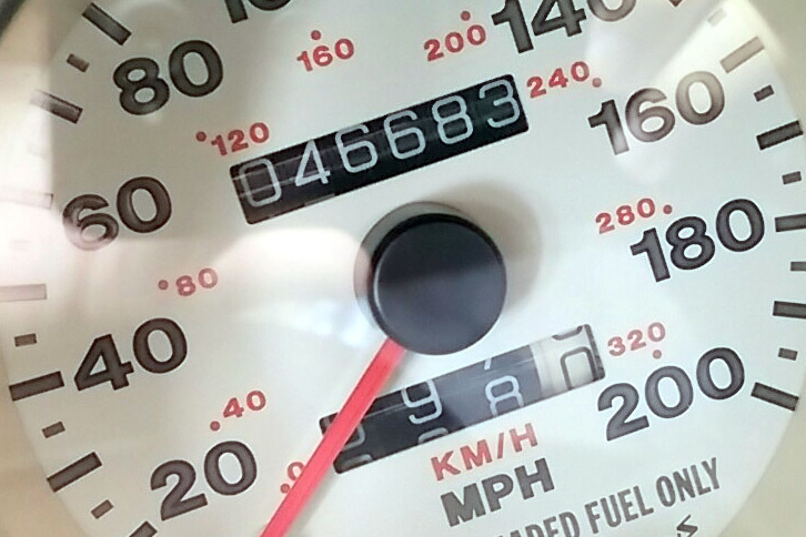 車載の距離計の数値って、実はけっこうテキトーなうえ、クルマによって“出方”がまちまちだったりする。気になった方は、高速道路のキロポストや車間距離確認区間の表示を参考に、マイカーの距離計の正確さを確かめてみてください。