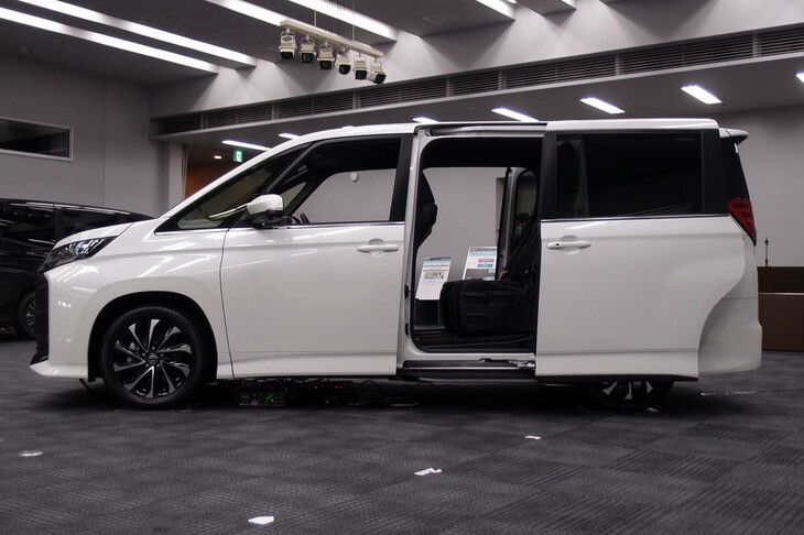 トヨタ・ノアS-Z（7人乗り／ハイブリッド車）