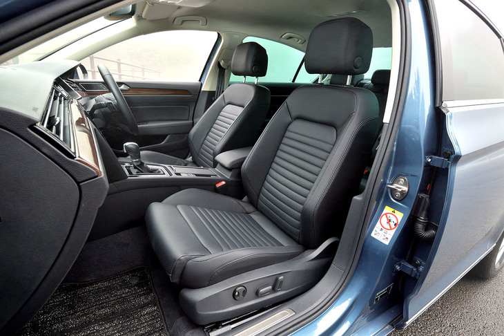 「TDIハイライン」のシートは、上質なナッパレザー仕立てとなっている。電動調整機構も標準で備わる。