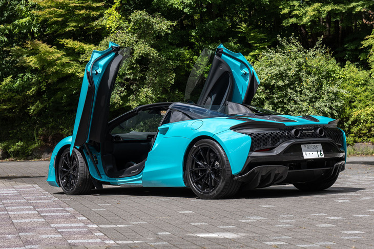 オープントップ構造でありながら斜め上方に開くディヘドラルドアを装備。似た構造を持つ他車よりも開けたときの横方向への張り出しが小さいというのがマクラーレンの主張である。