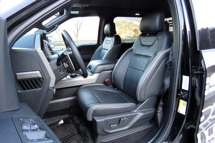 運転席はステアリングのチルトとテレスコピック、シートのスライドとリクライニングに加え、ペダルの位置も前後に調整可能。こうご氏もwebCGほったも、無理なくドライビングポジションを合わせることができた。