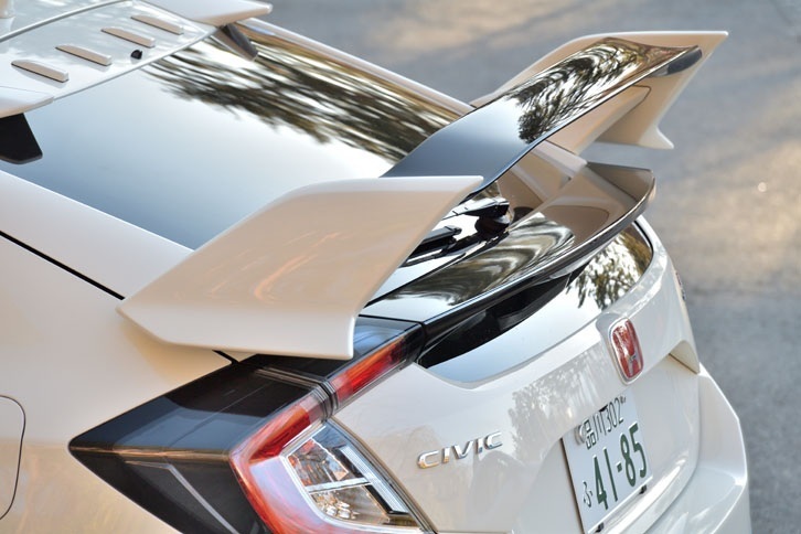 リアスポイラーのウイング部は今回新たに2ピース構造となり、従来より薄型化された。