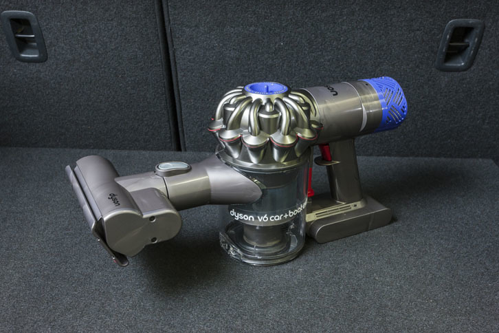わが家にやってきた車内掃除に最適なハンディークリーナー「Dyson V6 Car + Boat Extra」。