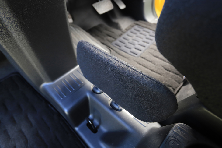 助手席スペースから小物などが運転席に侵入するのをガードする小物侵入防止板が標準で装備される。