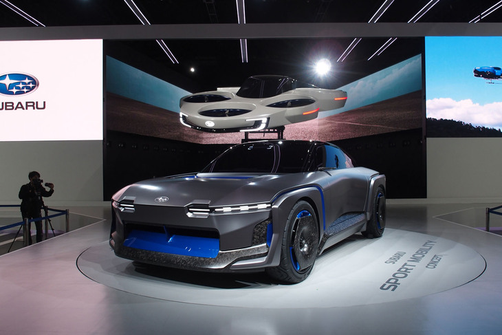 スバルの「スポーツモビリティー コンセプト」（手前）と「エアモビリティー コンセプト」（奥上）。