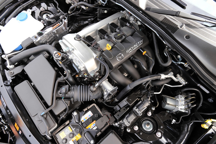 大幅な改良が施された2リッター直4エンジン。よどみなく吹け上がる伸び感を実現するため、トルク特性を見直し、回転系部品を軽量化。高回転化と高回転域での出力アップにより、最高出力は158ps/6000rpmから184ps/7000rpmに向上した。