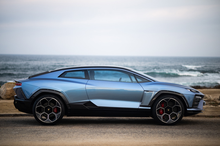 既存の車形には収まらない「ランザドール」を、ヴィンケルマンCEOは「ウルトラGT」と紹介。「好きか嫌いかは別問題。われわれは人とは違うことをやり、人とは違うものを望むカスタマーがいる」と述べた。