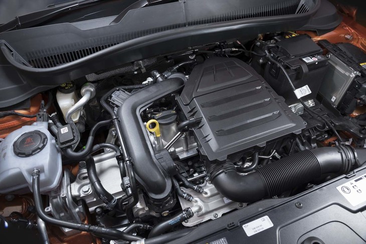 フロントに横置きされる1リッター直3ターボエンジンは最高出力116PS/5000-5500rpmと最大トルク200N・m/2000-3500rpmを発生。ガソリン粒子フィルターを備えている。