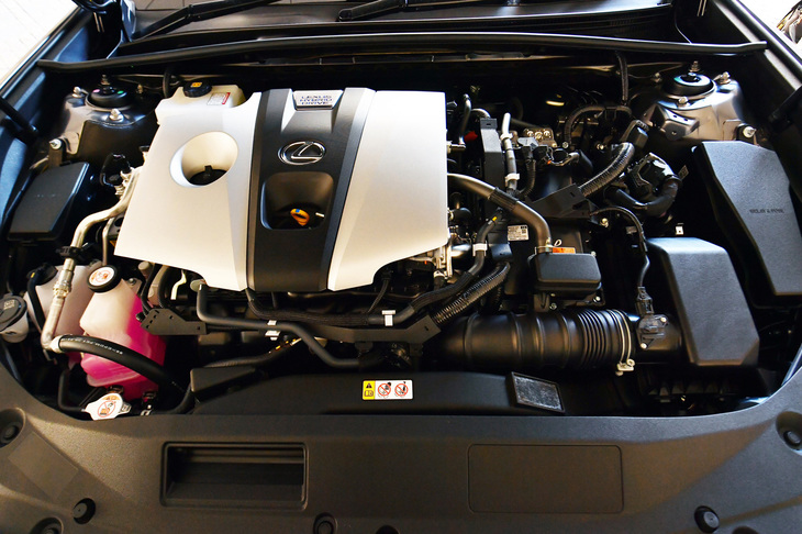 日本に導入される「ES」はすべてハイブリッド車。2.5リッターエンジンとモーターを組み合わせるハイブリッドシステムは、218psのシステム最高出力を発生する。