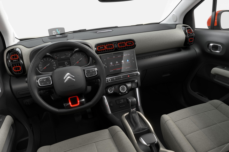 レジスター（エアコン吹き出し口）とステアリングホイール下部にオレンジのアクセントが採用された「C3エアクロス」のインテリア。